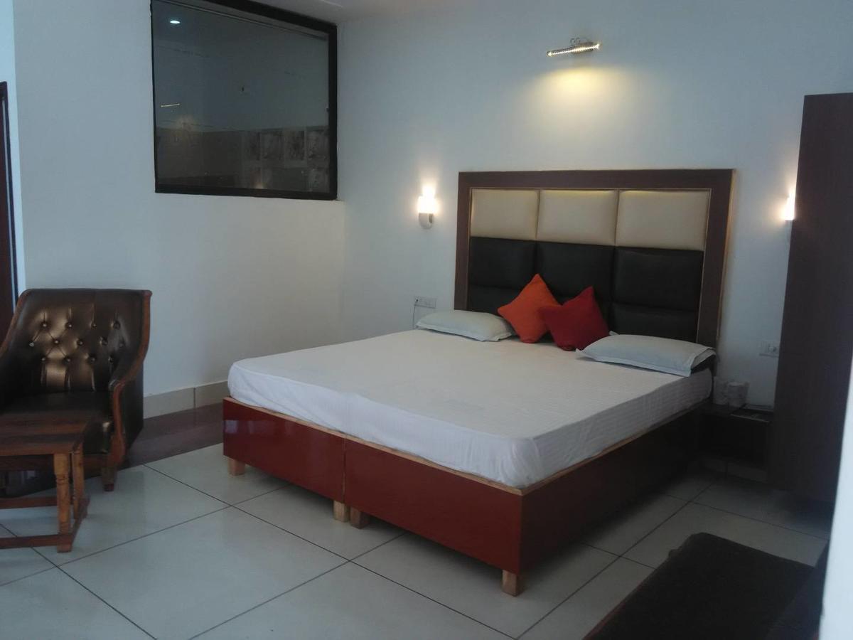 Hotel Kings Retreat Patiala Bagian luar foto