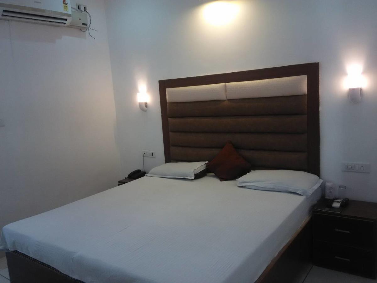 Hotel Kings Retreat Patiala Bagian luar foto
